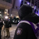 Transfercontext rond RSC Anderlecht met stadionomgeving en sjaaldetail, zonder herkenbare personen.