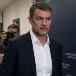 Paolo Maldini loopt langs journalisten in een persruimte van de Italiaanse voetbalbond.