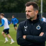 Ivan Leko observeert een training van Club Brugge langs de zijlijn.