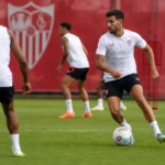Spelers van Sevilla tijdens een flankgerichte oefening op het trainingsveld
