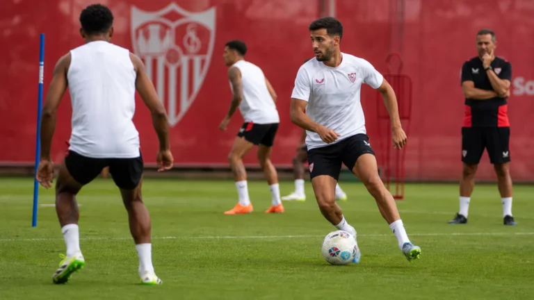 Spelers van Sevilla tijdens een flankgerichte oefening op het trainingsveld