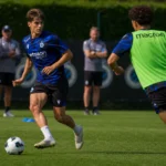 Spelers van Club Brugge tijdens een flankenoefening op het trainingsveld