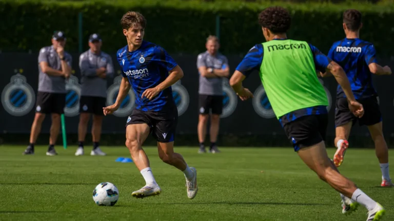 Spelers van Club Brugge tijdens een flankenoefening op het trainingsveld