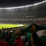 Mexicaanse supporters vieren de WK-zege op Ecuador in het Estadio Azteca