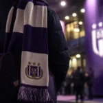 Transfercontext rond RSC Anderlecht met paars-witte sfeer en stadionlichten zonder herkenbare gezichten