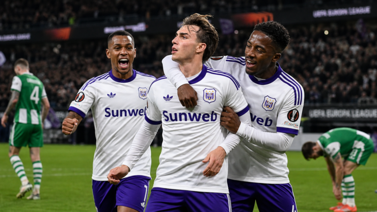 Anderlecht-spelers vieren een laat doelpunt tegen Hammarby IF
