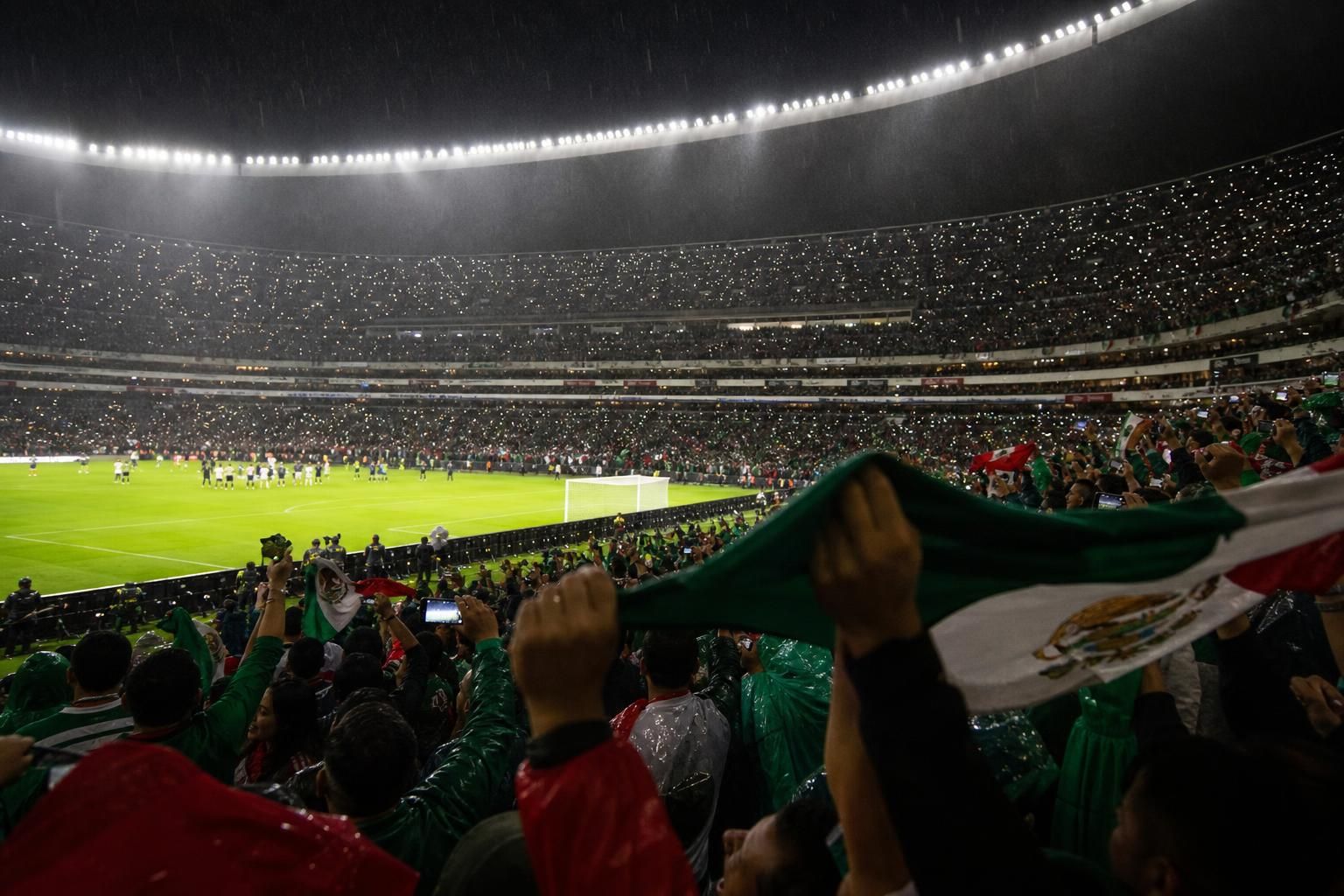 Mexicaanse supporters vieren de WK-zege op Ecuador in het Estadio Azteca