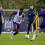 Aanvallers van Anderlecht tijdens een afwerkingsoefening onder toezicht van de technische staf.