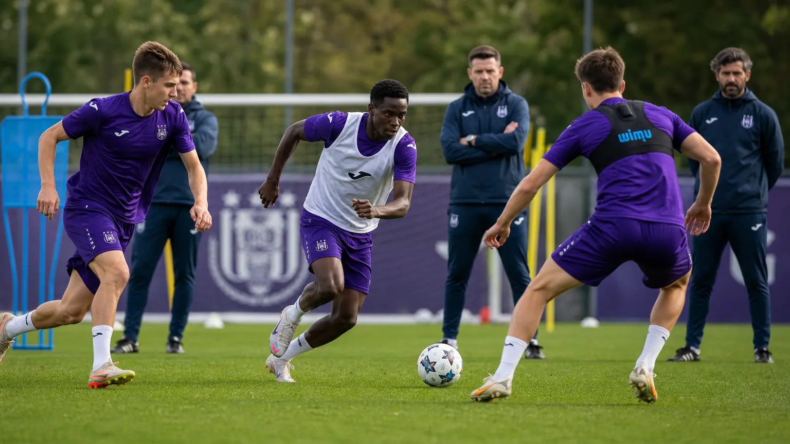 Aanvallers van Anderlecht tijdens een afwerkingsoefening onder toezicht van de technische staf.