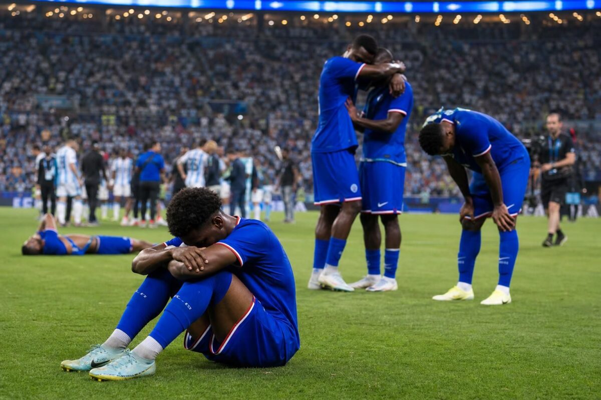 Kaapverdische spelers na een intense WK-wedstrijd tegen Argentinië