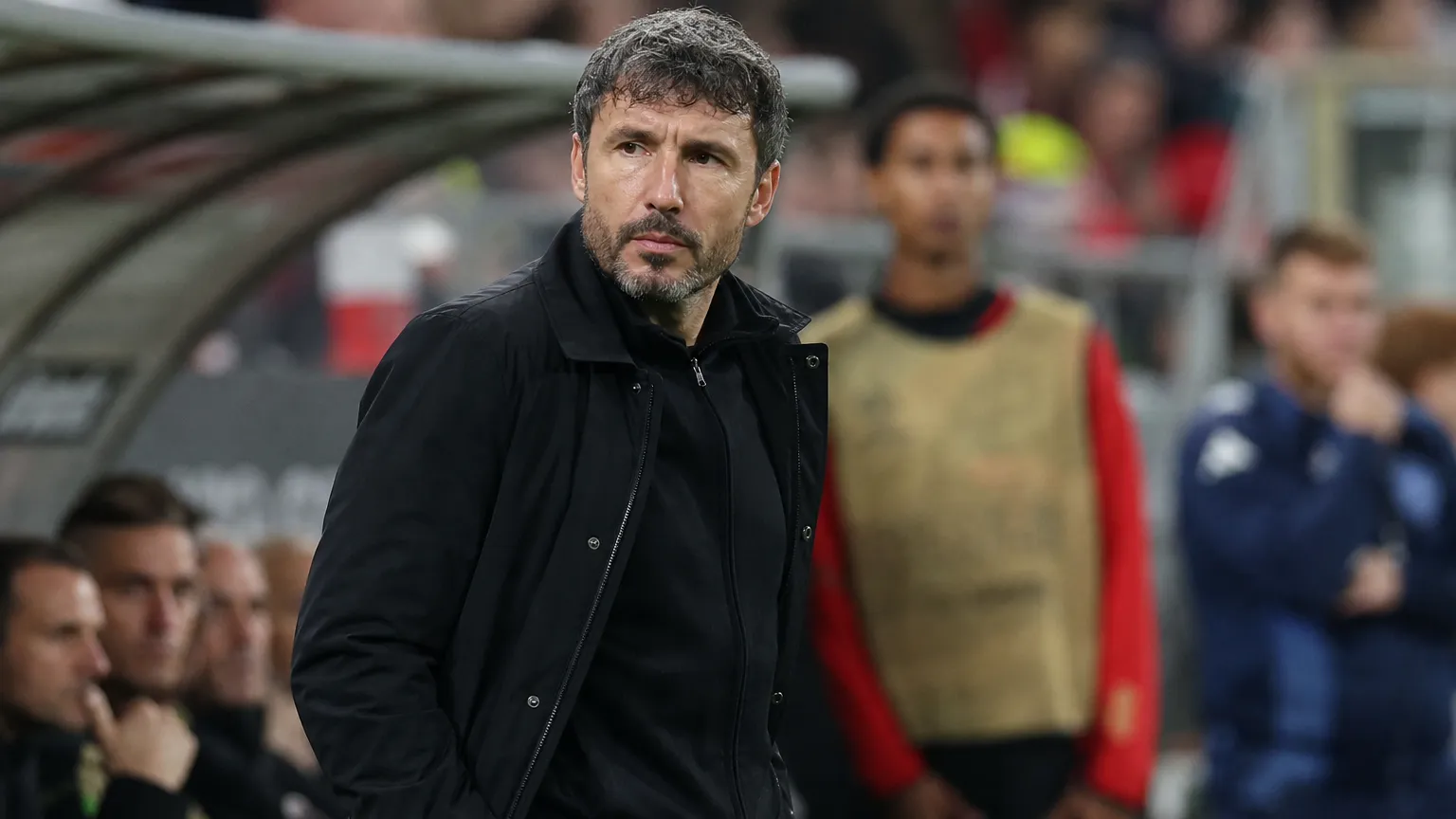 Mark van Bommel geconcentreerd aan de zijlijn in donkere coachkledij