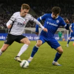 Twee niet-identificeerbare spelers in duel tijdens een wedstrijd in de Croky Cup