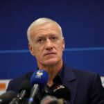 Didier Deschamps tijdens een gespannen persmoment bij Frankrijk na een interland