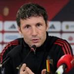 Mark van Bommel tijdens een persmoment als voetbalcoach