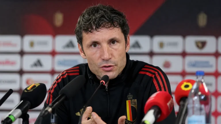Mark van Bommel tijdens een persmoment als voetbalcoach