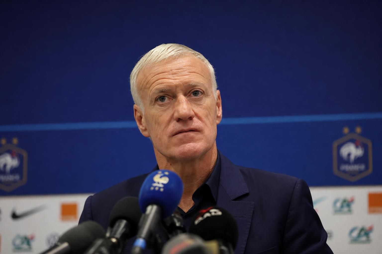 Didier Deschamps tijdens een gespannen persmoment bij Frankrijk na een interland