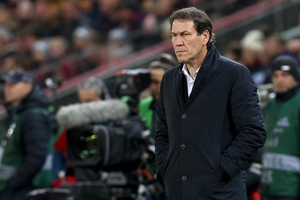 Rudi Garcia bij België tijdens een gespannen voetbalmoment langs de lijn.
