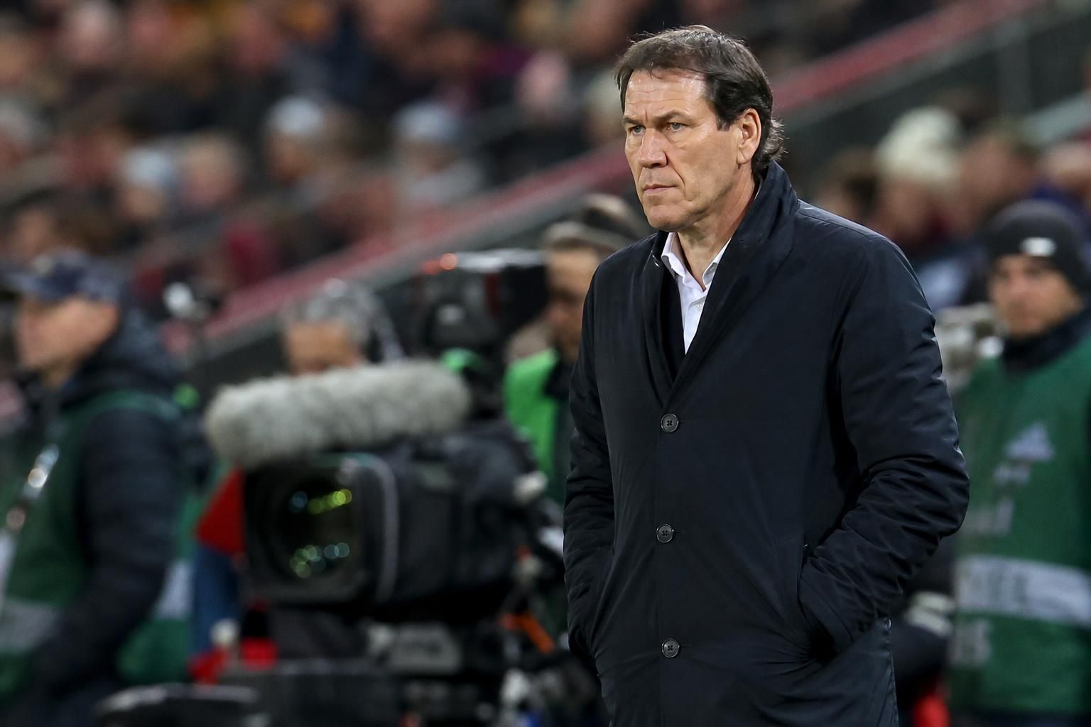 Rudi Garcia bij België tijdens een gespannen voetbalmoment langs de lijn.