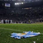 Argentijnse supporters en spelers na een beladen WK-finale in een gespannen stadionomgeving