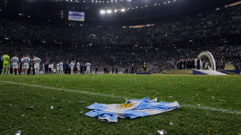 Argentijnse supporters en spelers na een beladen WK-finale in een gespannen stadionomgeving