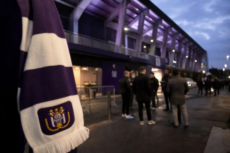 Transferomgeving rond RSC Anderlecht met paars-witte stadioncontext zonder herkenbare gezichten