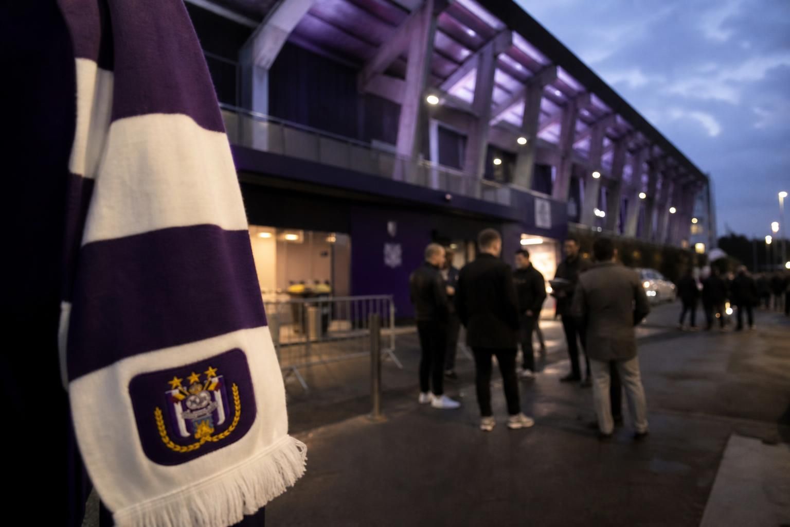 Transferomgeving rond RSC Anderlecht met paars-witte stadioncontext zonder herkenbare gezichten