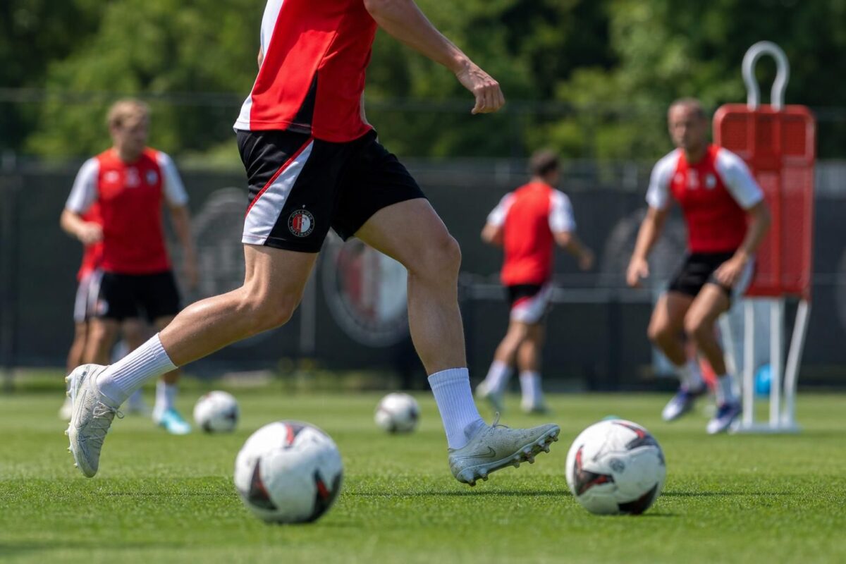 Feyenoord-spelers tijdens een gefocuste training in de voorbereiding