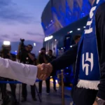 Transfercontext rond Crysencio Summerville en Al-Hilal met perscamera's en clubkleuren