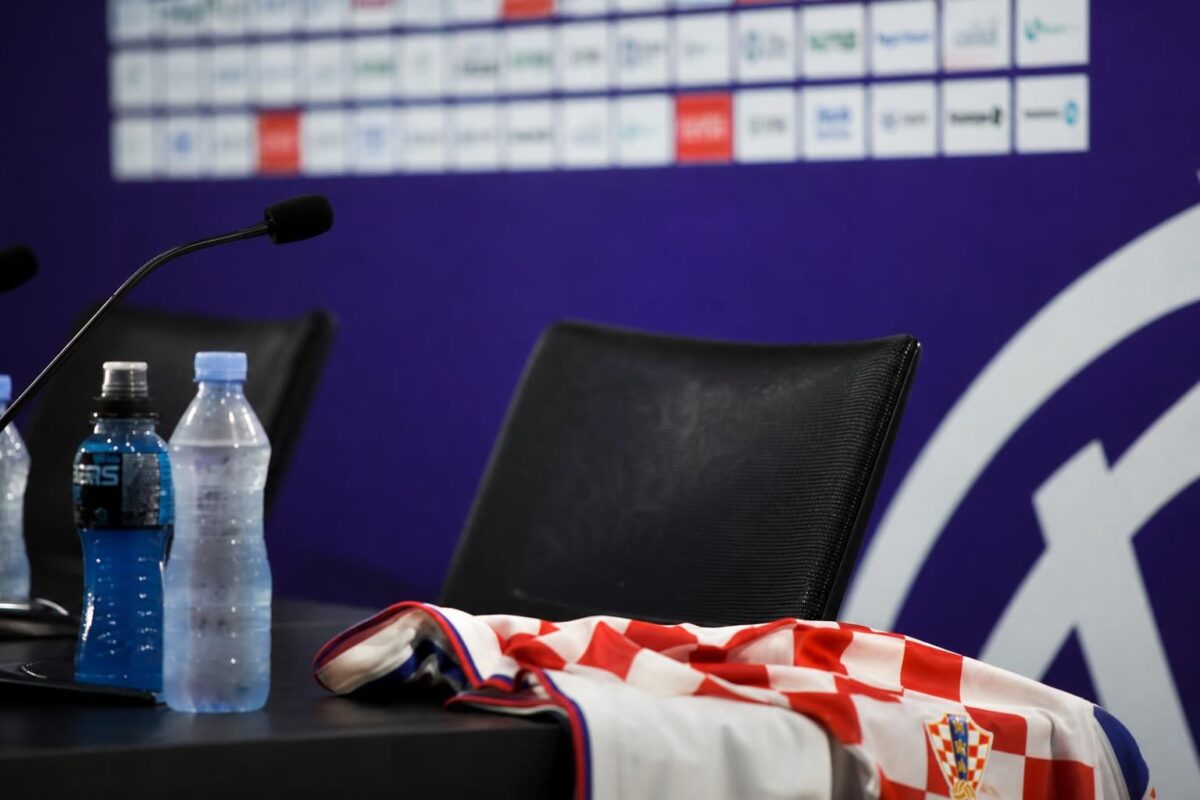 Persmoment rond Kroatië na de WK-uitschakeling tegen Portugal