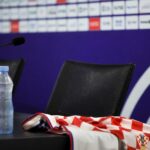 Persmoment rond Kroatië na de WK-uitschakeling tegen Portugal