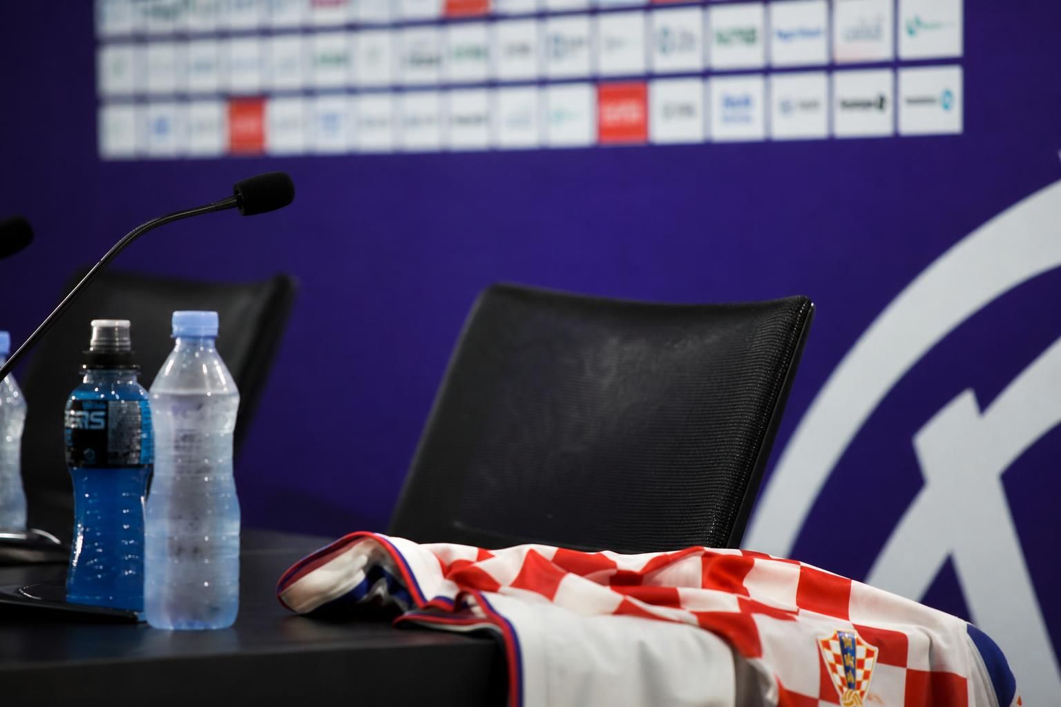 Persmoment rond Kroatië na de WK-uitschakeling tegen Portugal