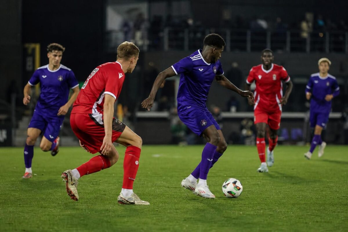 RSC Anderlecht tijdens een oefenmatch in een paars-witte stadionomgeving