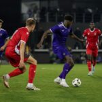 RSC Anderlecht tijdens een oefenmatch in een paars-witte stadionomgeving