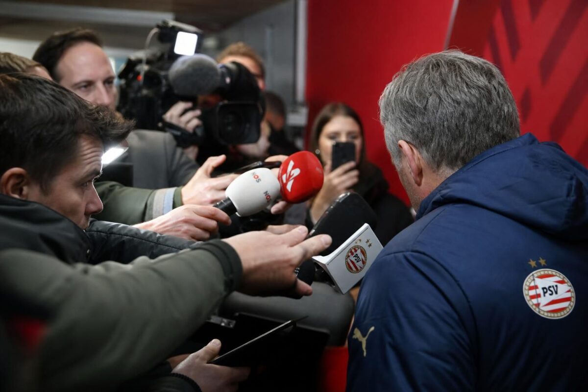 Persmoment rond PSV met spanning over de mogelijke rol van Peter Bosz bij Oranje