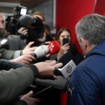 Persmoment rond PSV met spanning over de mogelijke rol van Peter Bosz bij Oranje