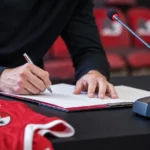 Transfercontext rond AZ met focus op een officiële presentatie zonder herkenbare gezichten