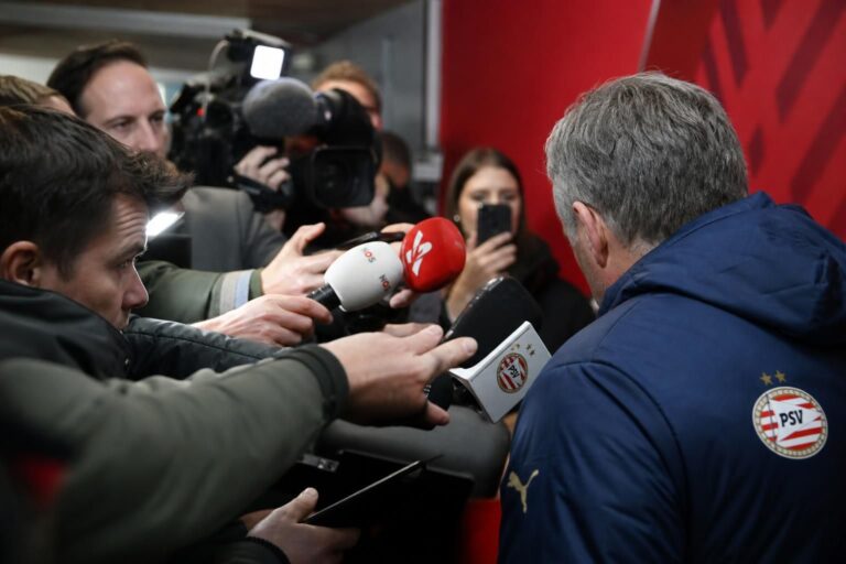 Persmoment rond PSV met spanning over de mogelijke rol van Peter Bosz bij Oranje
