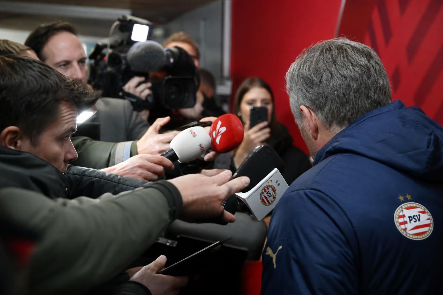 Persmoment rond PSV met spanning over de mogelijke rol van Peter Bosz bij Oranje