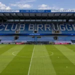Brede blik op het stadion van Club Brugge tijdens de voorbereidingen op een wedstrijddag.