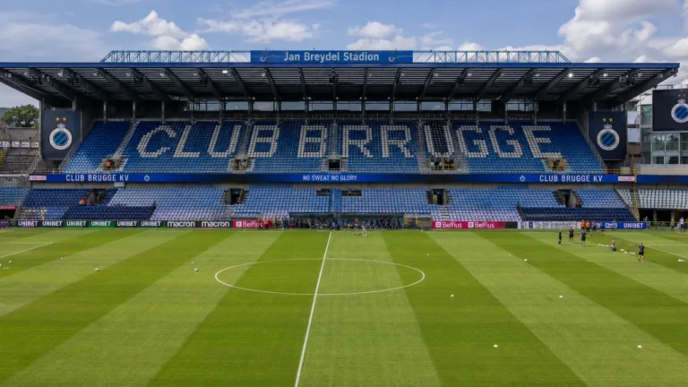 Brede blik op het stadion van Club Brugge tijdens de voorbereidingen op een wedstrijddag.