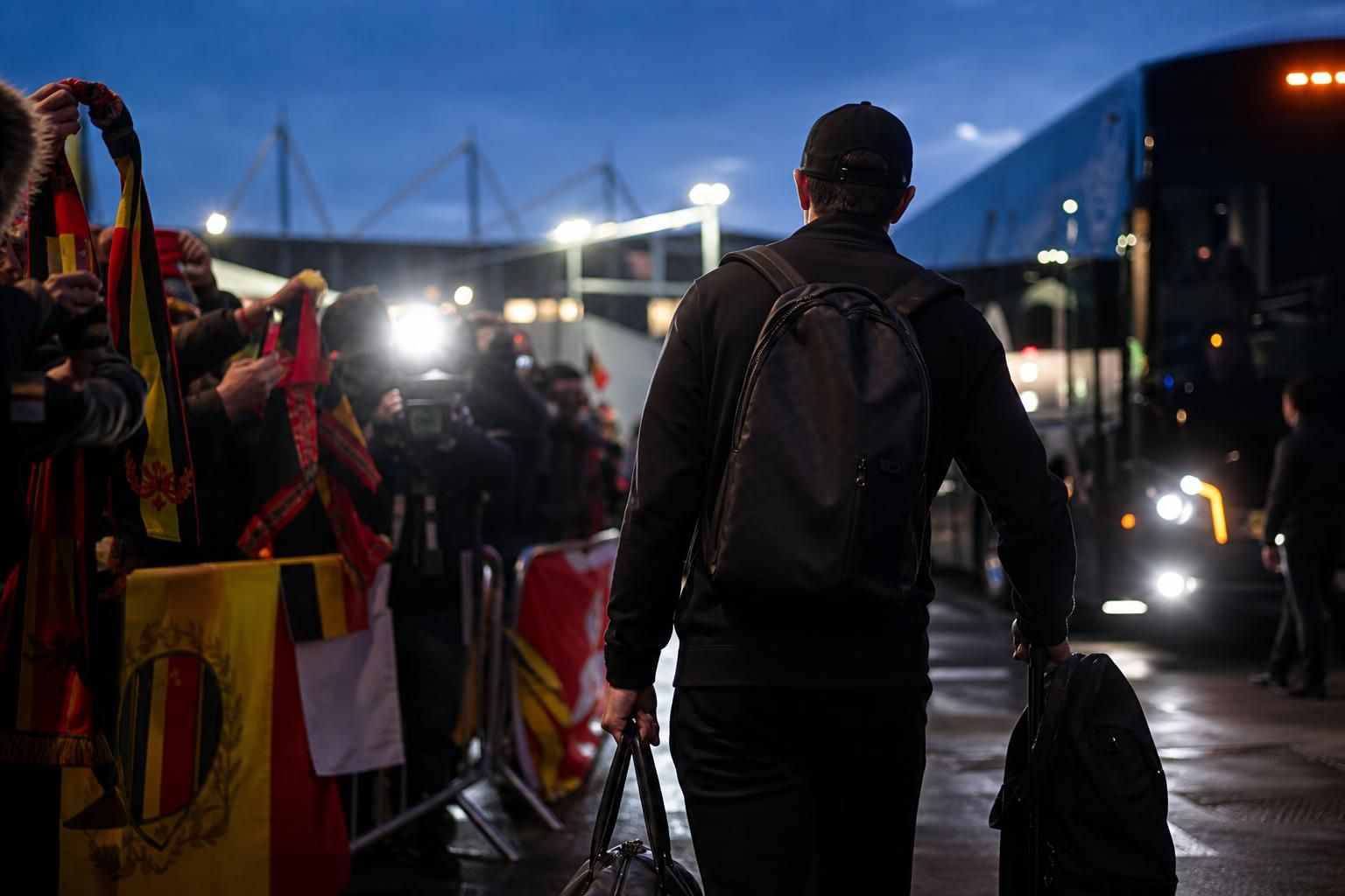 Transfersfeer aan een Belgisch stadion rond een mogelijke terugkeer van Paul Okon-Engstler