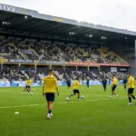 Spelers van STVV tijdens de opwarming in een gevuld Stayen