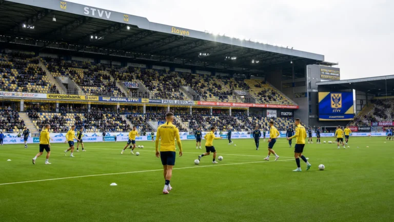 Spelers van STVV tijdens de opwarming in een gevuld Stayen