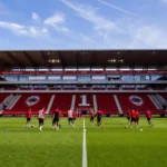 Brede blik op de Bosuil met Antwerp-spelers die in groep opwarmen