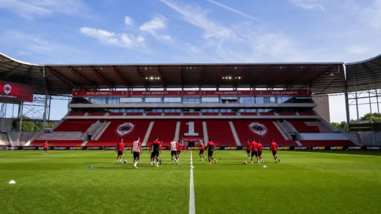 Brede blik op de Bosuil met Antwerp-spelers die in groep opwarmen