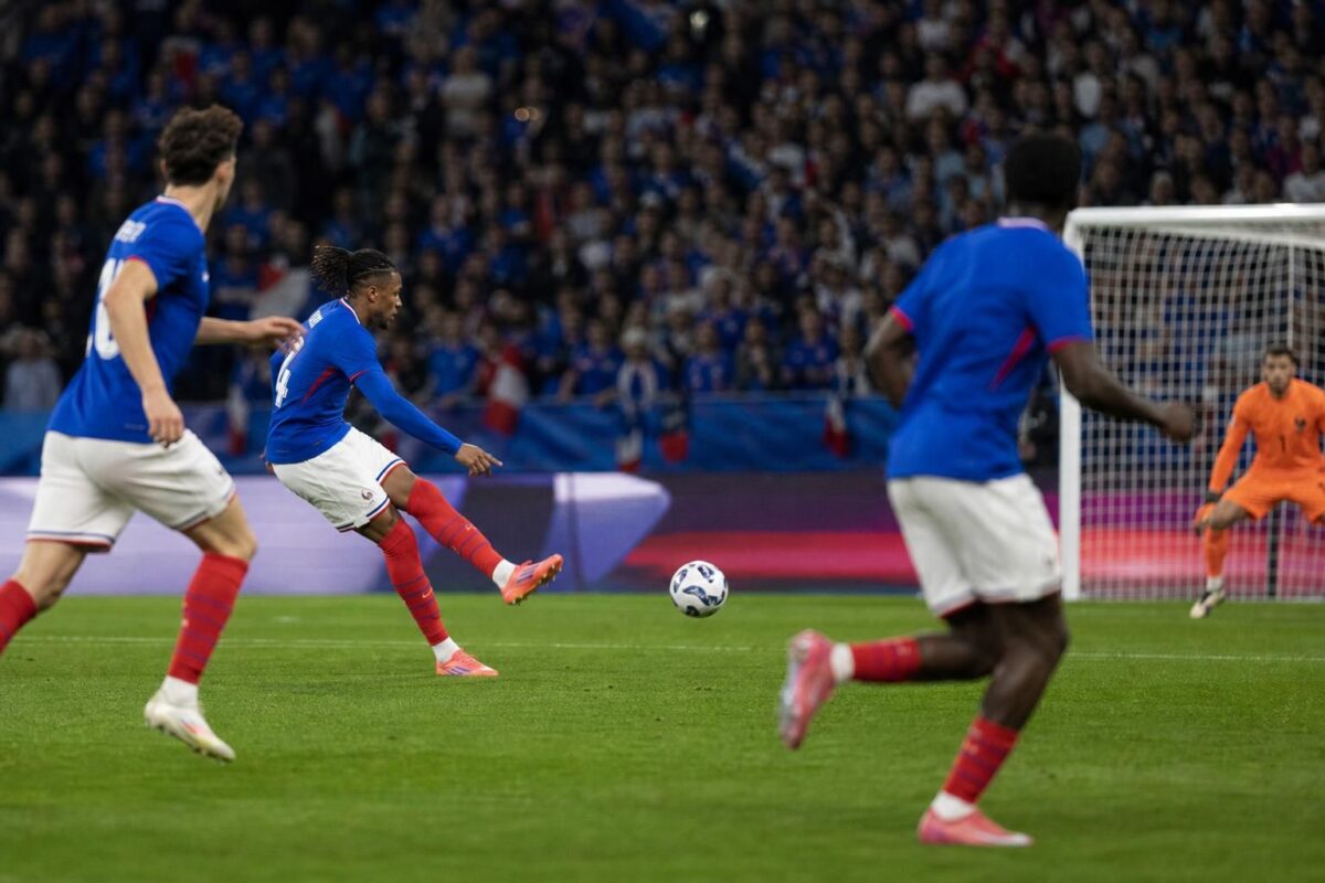 Franse aanval tijdens een WK-duel met focus op beweging en assists, zonder herkenbare gezichten