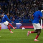 Franse aanval tijdens een WK-duel met focus op beweging en assists, zonder herkenbare gezichten