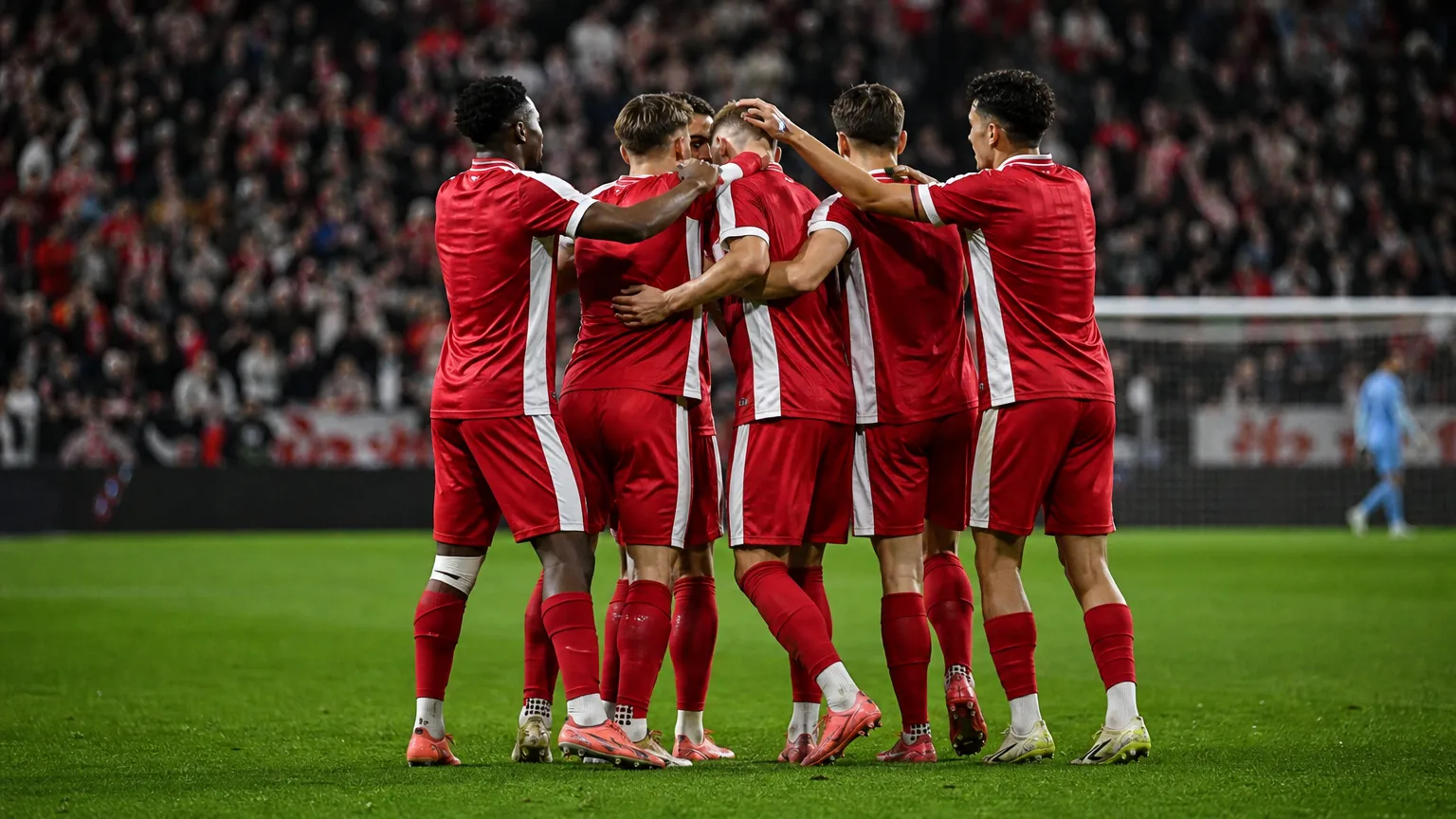 Antwerp viert een doelpunt tijdens de oefenmatch tegen Olympiakos
