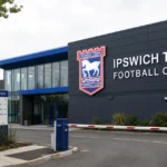 Ingang van het clubcomplex van Ipswich Town met officiële clubsignage