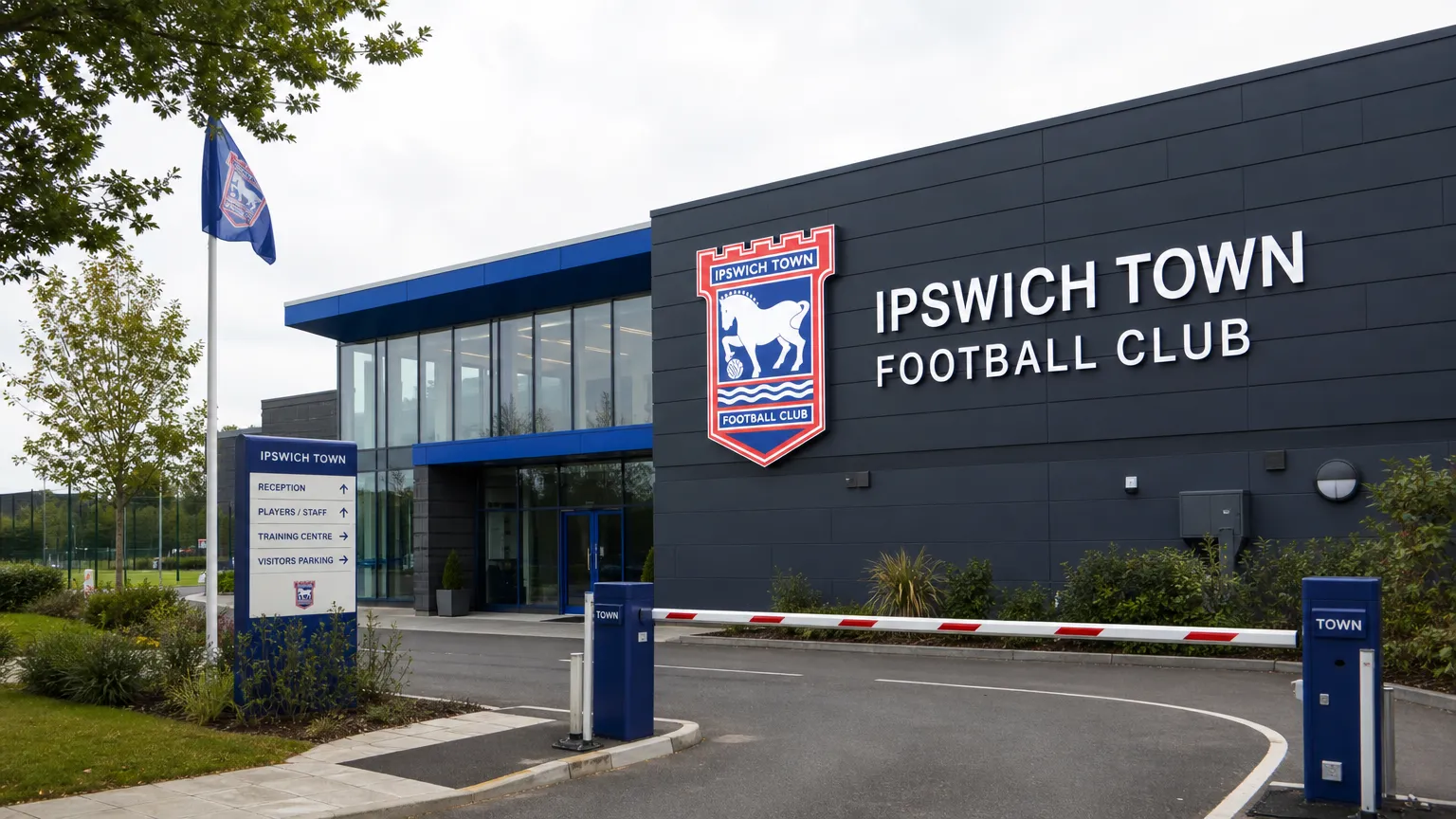 Ingang van het clubcomplex van Ipswich Town met officiële clubsignage